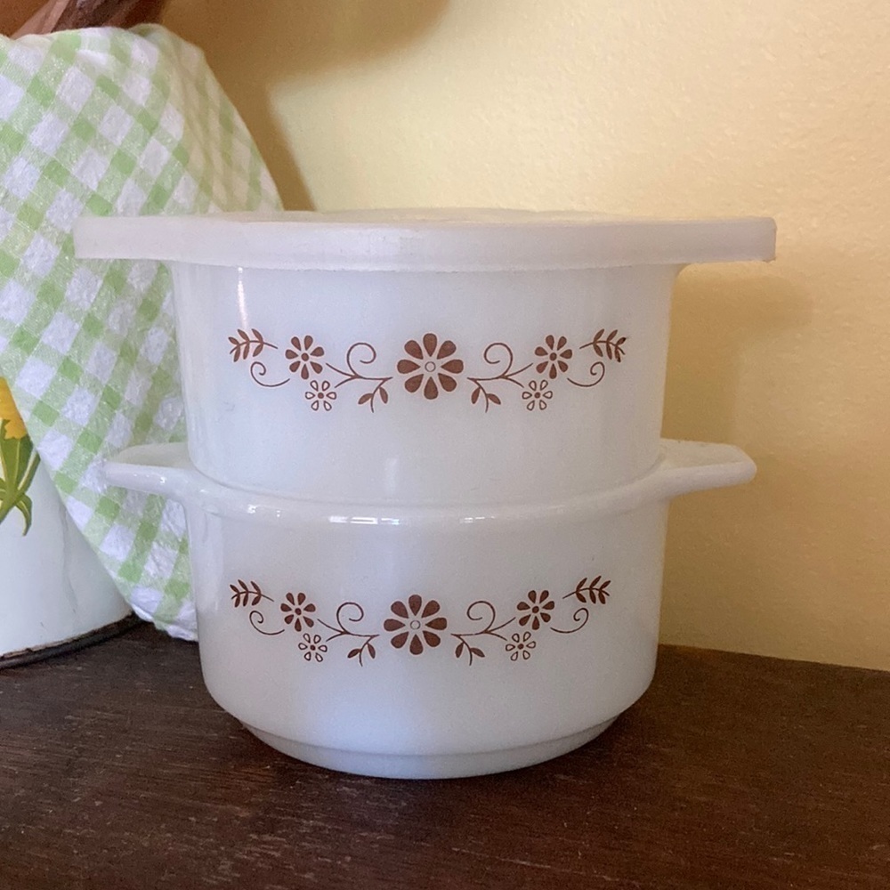DynaWare Serving Size Casserole Dish Set of Two Brown Daisy with 1 lid